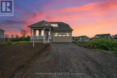 8 ROYAL OAK CRESCENT Loyalist (Bath), Ontario