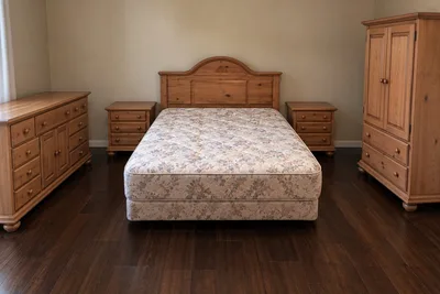 Complete queen bedroom set - 5 pieces.