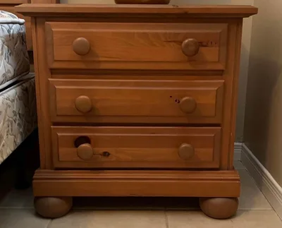 Complete queen bedroom set - 5 pieces.