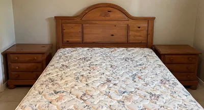 Complete queen bedroom set - 5 pieces.
