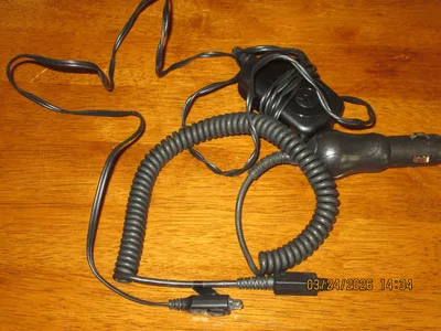 2Motorola V220 Flip Mobile Phone With Charger, Unknown if locked