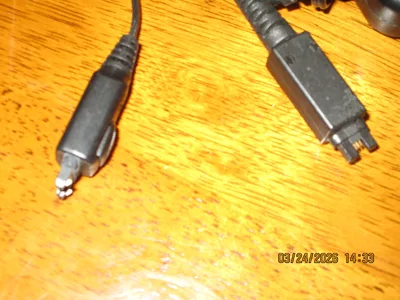 2Motorola V220 Flip Mobile Phone With Charger, Unknown if locked