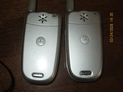 2Motorola V220 Flip Mobile Phone With Charger, Unknown if locked
