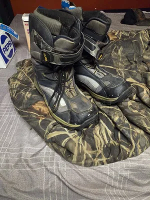 DC snowboarding boots and used size 10 sugi bootsand snowboard