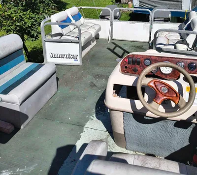 Pontoon boat