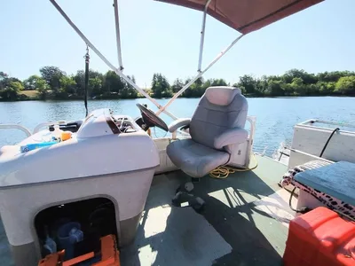 Pontoon boat