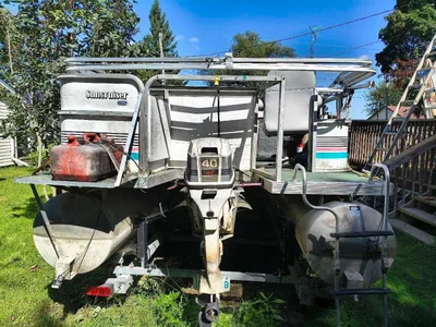 Pontoon boat