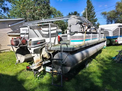 Pontoon boat