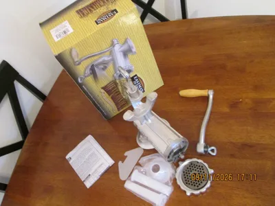 New MEAT GRINDER #10 Cast Iron EASTMAN OUTDOORS, Made in China