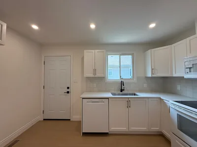 Updated 2 bedroom apartment w yard space- B-1291 Birchwood