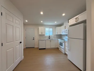 Updated 2 bedroom apartment w yard space- B-1291 Birchwood