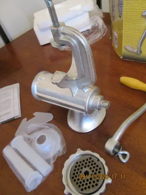 New MEAT GRINDER #10 Cast Iron EASTMAN OUTDOORS, Made in China