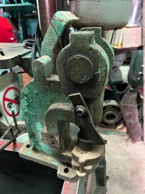 Punch manual bench type Roper 2-1/2” throat