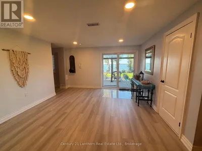 LOWER UNIT - 3 SOLMES STREET Prince Edward County (Sophiasburg W