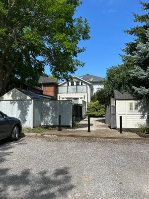 ONE MONTH FREE!! STUNNING MAIN FLOOR 2 BDRM IN OLD EAST HILL !!