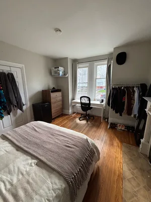 Winter 2027 Queen’s Sublet — 5 Min to Campus