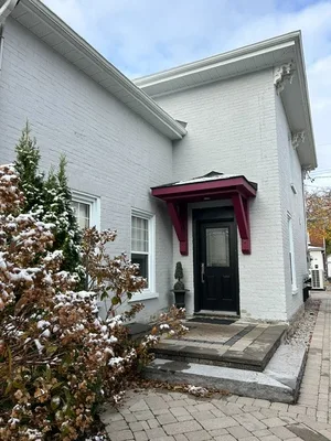ONE MONTH FREE!! STUNNING MAIN FLOOR 2 BDRM IN OLD EAST HILL !!