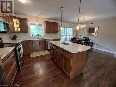 Large private room, private bathroom, walk in closet.Inclusive