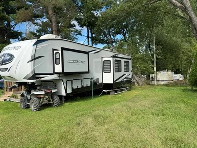 2022 Arctic Wolf 3770 Suite