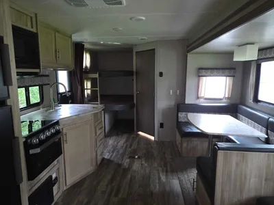 selling 2020 Catalina Coachmen Legacy Edition Travel Trailer