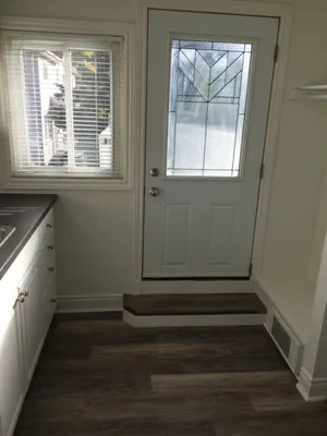 Private Bachelor apt walking distance to Queen