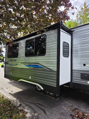 selling 2020 Catalina Coachmen Legacy Edition Travel Trailer