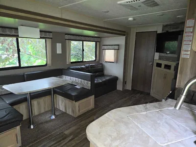 selling 2020 Catalina Coachmen Legacy Edition Travel Trailer