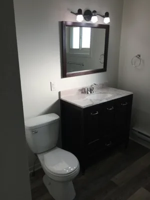 Private Bachelor apt walking distance to Queen