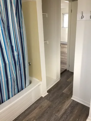 Private Bachelor apt walking distance to Queen