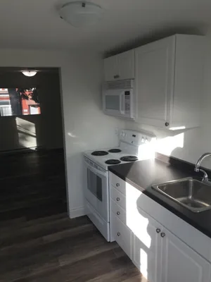 Private Bachelor apt walking distance to Queen