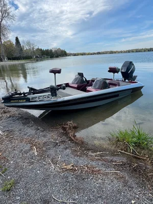 1999 Sprint 267 Bass boat