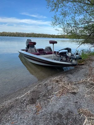 1999 Sprint 267 Bass boat