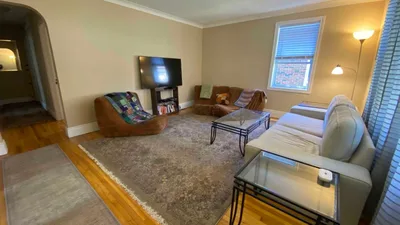 Private Room in 3Bed/1Bath Unit