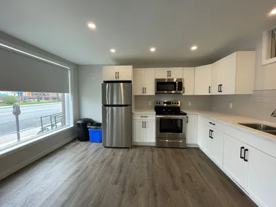 Updated, bright 6 bedroom student apt- 3-328 Queen St