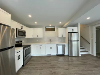 Updated, bright 6 bedroom student apt- 3-328 Queen St