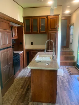 Fifth wheel RV