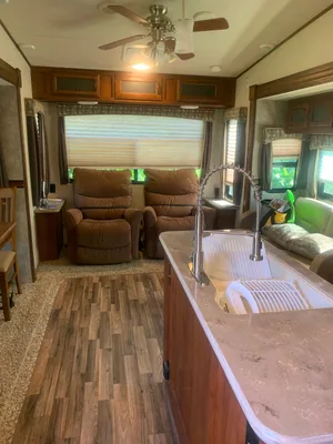Fifth wheel RV