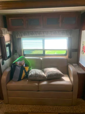 Fifth wheel RV
