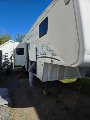 2005 KEYSTONE MONTANA 36 FOOT FIFTH WHEEL $6000