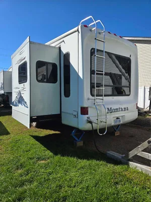 2005 KEYSTONE MONTANA 36 FOOT FIFTH WHEEL $6000