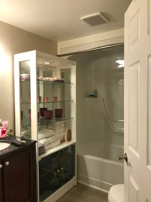 Bright 2-Bed House with Large Backyard in Great Neighbourhood